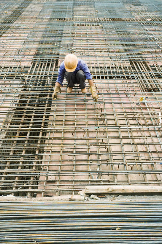 东方人,一个人,蹲,竖图,俯视,室外,白天,工作服,制服,中国,亚洲,仅一个男性,仅一个人,仅一个中年男性,握,网,拿,拿着,黄种人,施工,工人,安全帽,握着,东亚,中华人民共和国,工作制服,男人,男性,中年男性,亚洲人,蹲着,彩图,高角度拍摄,全身,工作套服