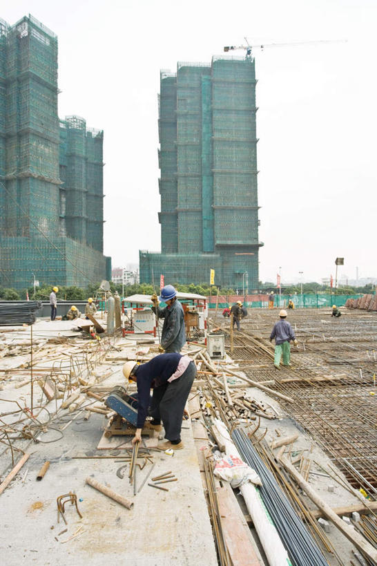 东方人,伙伴,朋友,高楼大厦,竖图,室外,白天,仰视,友谊,合作,团队,技术,标志建筑,地标,建筑,中国,亚洲,云,云朵,建筑群,许多人,云彩,黄种人,设备,建设,吊车,施工,蓝色,白云,蓝天,天空,建筑工地,交通工具,天,一群人,机械,起重机,战略,工程,载具,东亚,中华人民共和国,联合,合谋,地盘,建筑地盘,施工地盘,工作车,施工车,汽车吊,配合,协作,男人,男性,中年男性,亚洲人,彩图,低角度拍摄,全身,大楼,高层建筑,高楼,工地