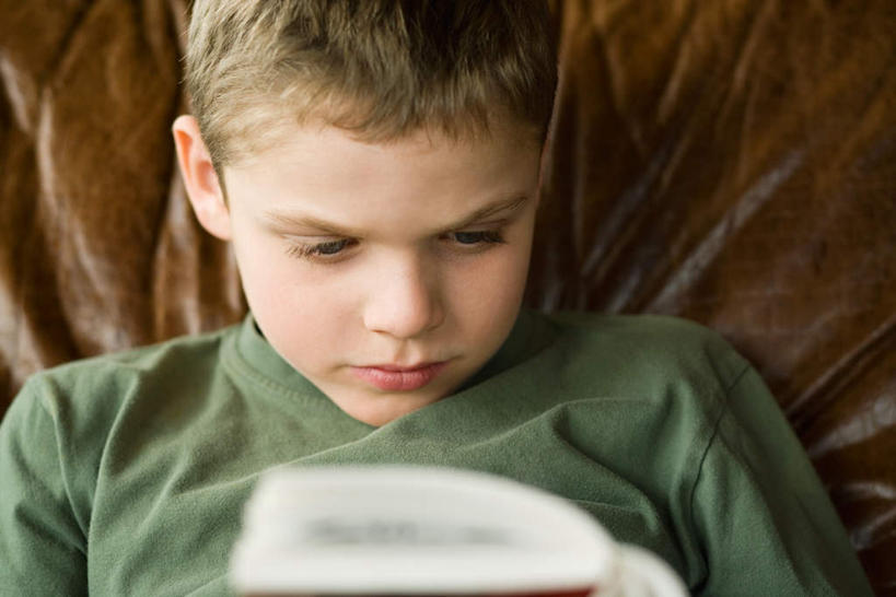 西方人,儿童,脸,头,脸颊,一个人,木屋,坐,捧,横图,室内,特写,白天,正面,纯洁,沙发,欧洲,欧洲人,仅一个男性,仅一个人,握,拿,拿着,注视,休闲装,肩膀,小孩,低头,看,靠,靠着,仅一个小孩,休闲,休闲服,可爱,童年,童趣,握着,关注,童真,烂漫,无邪,天真,男孩,男人,男性,白种人,孩子,头部,脸部,脸蛋,面部,端,端着,捧着,手捧,坐着,半身,彩图,茅舍,茅屋,棚屋,小木屋,小屋,男生,皮沙发