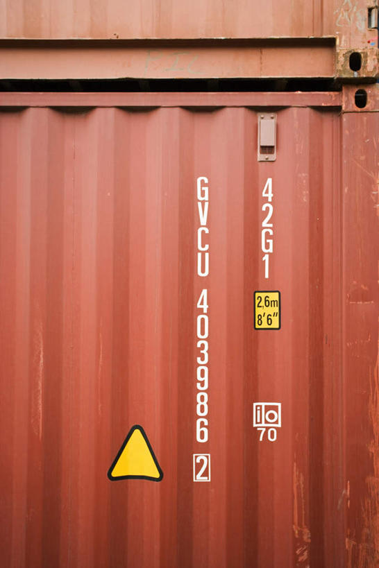 无人,码头,竖图,室外,特写,白天,正面,度假,美景,城市风光,城市,港口,指示牌,标志,文字,墙,景观,集装箱,娱乐,标识,货柜,墙壁,墙面,红色,白云,箱子,享受,休闲,景色,放松,运输,物流,彩图,摆渡口,埠头,渡口,渡头,港湾,海港,货运码头,口岸,商港