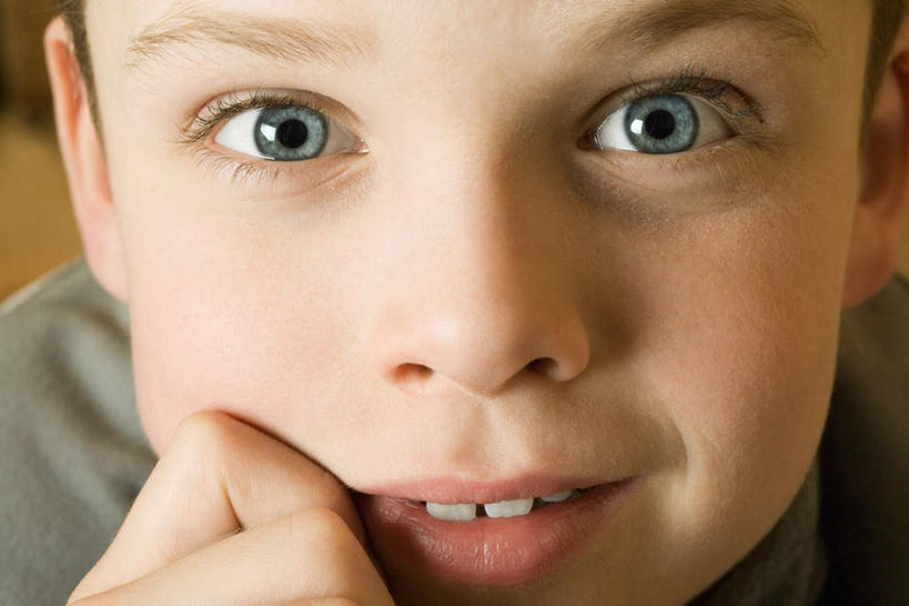 西方人,儿童,脸,头,眼睛,鼻子,嘴,脸颊,眉毛,睫毛,一个人,木屋,坐,握手,笑,微笑,露齿笑,横图,俯视,室内,特写,白天,毛衣,欧洲,欧洲人,瞳孔,仅一个男性,仅一个人,墙,肩膀,墙壁,墙面,小孩,仅一个小孩,眼部,男孩,男人,男性,白种人,孩子,头部,鼻,鼻孔,睫,口,口腔,脸部,脸蛋,眉,面部,眼,眼睫毛,眼眉,嘴巴,嘴唇,手握手,坐着,半身,彩图,高角度拍摄,绒衣,套衫,套头毛衣,线衣,茅舍,茅屋,棚屋,小木屋,小屋,眼眉毛,男生