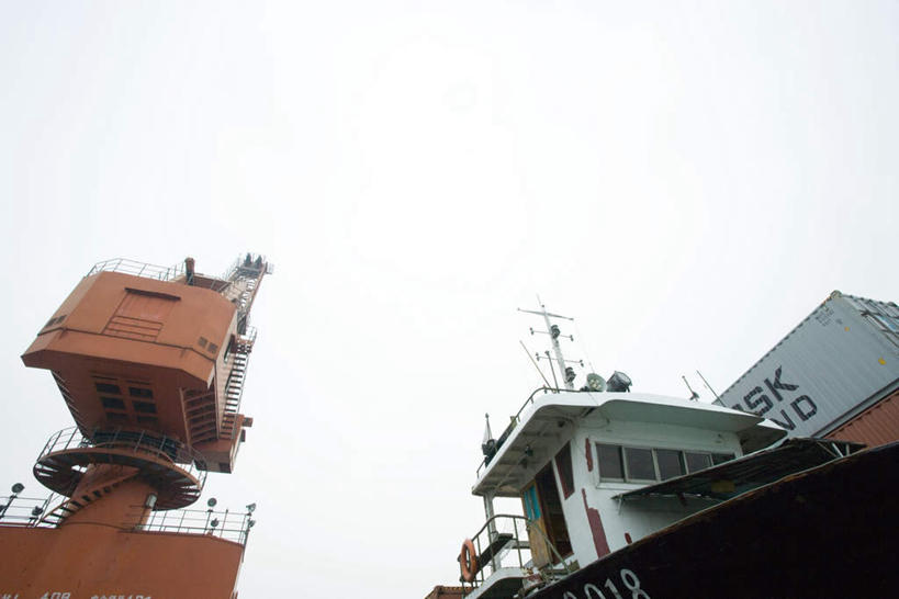 无人,码头,横图,室外,白天,仰视,度假,技术,美景,城市风光,城市,道路,港口,建筑,路,公路,船,阴影,光线,数字,文字,影子,景观,交通,娱乐,设备,吊车,施工,蓝色,蓝天,天空,阳光,交通工具,天,享受,休闲,机械,起重机,景色,放松,晴朗,工程,舟,载具,万里无云,工作车,施工车,汽车吊,晴空,晴空万里,马路,彩图,低角度拍摄,摆渡口,埠头,渡口,渡头,海港,货运码头,口岸,商港