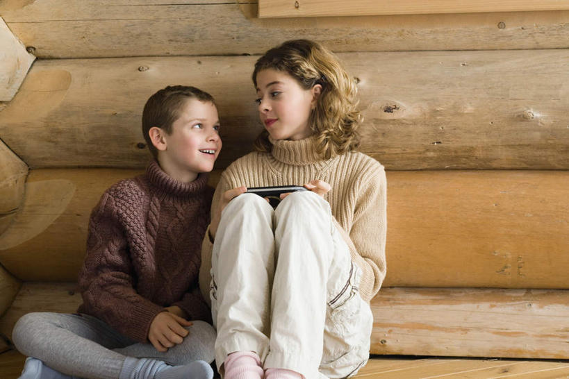 西方人,儿童,两个人,伙伴,朋友,木屋,捧,笑,微笑,露齿笑,横图,室内,白天,正面,看书,阅读,友谊,纯洁,植物,书籍,欧洲,欧洲人,握,学习,阴影,光线,影子,拿,拿着,树,树木,小孩,绿色,阳光,自然,书本,看,可爱,童年,童趣,读书,浏览,握着,生长,成长,对视,童真,烂漫,无邪,天真,友情,男孩,男人,男性,女孩,女人,女性,白种人,书,图书,端,端着,捧着,手捧,半身,彩图,茅舍,茅屋,棚屋,小木屋,小屋,男生,女生