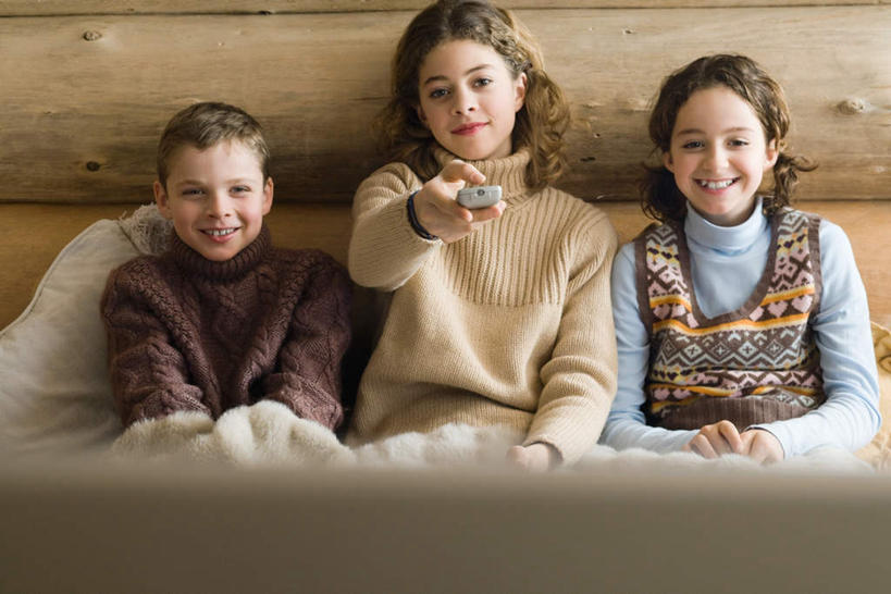 西方人,儿童,三个人,伙伴,朋友,木屋,捧,笑,微笑,露齿笑,横图,室内,白天,正面,看书,阅读,友谊,纯洁,植物,书籍,欧洲,欧洲人,敲打,握,学习,阴影,服装,朦胧,模糊,光线,影子,拿,拿着,休闲装,输入,树,树木,一个,小孩,衣服,绿色,阳光,自然,书本,遥控器,看,休闲,休闲服,可爱,童年,童趣,读书,浏览,握着,服饰,生长,单个,成长,点击,敲击,童真,烂漫,无邪,天真,友情,按键,男孩,男人,男性,女孩,女人,女性,白种人,书,图书,端,端着,捧着,手捧,半身,彩图,茅舍,茅屋,棚屋,小木屋,小屋,男生,女生