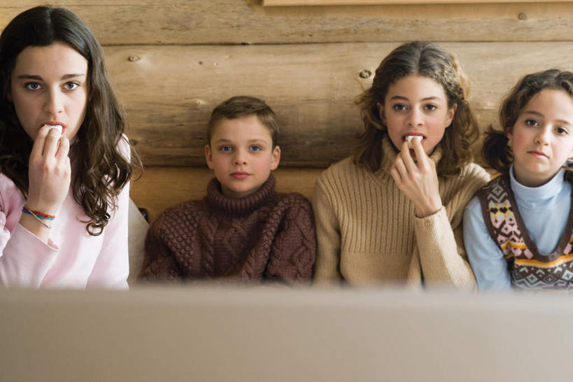 西方人,儿童,四个人,伙伴,朋友,木屋,捧,笑,吃,微笑,露齿笑,横图,室内,白天,正面,友谊,纯洁,电视,欧洲,欧洲人,握,阴影,服装,朦胧,模糊,光线,影子,拿,拿着,休闲装,小孩,衣服,阳光,自然,休闲,休闲服,可爱,童年,童趣,握着,服饰,观看,童真,烂漫,无邪,天真,友情,男孩,男人,男性,女孩,女人,女性,白种人,电视机,端,端着,嚼,捧着,食,手捧,半身,彩图,茅舍,茅屋,棚屋,小木屋,小屋,男生,女生