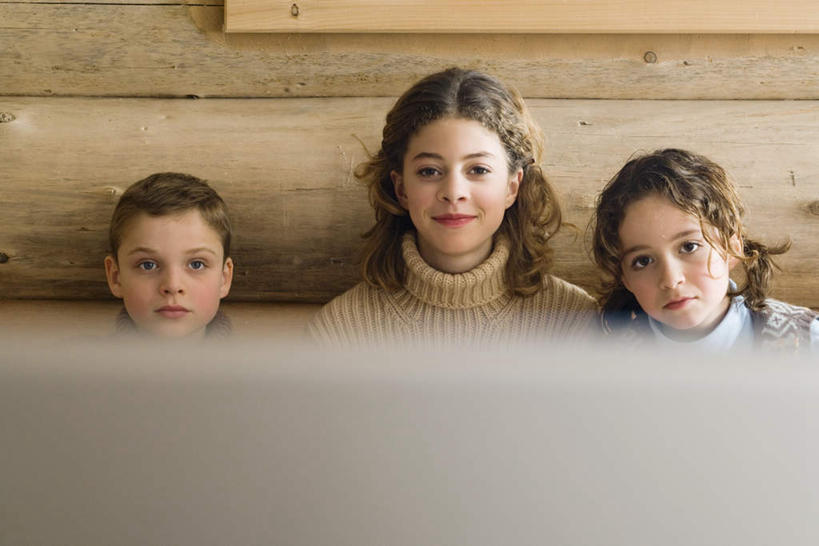 西方人,儿童,三个人,伙伴,朋友,木屋,捧,笑,微笑,露齿笑,横图,室内,白天,正面,看书,阅读,友谊,纯洁,植物,书籍,欧洲,欧洲人,握,学习,阴影,服装,朦胧,模糊,光线,影子,拿,拿着,休闲装,树,树木,小孩,衣服,绿色,阳光,自然,书本,看,休闲,休闲服,可爱,童年,童趣,读书,浏览,握着,服饰,生长,成长,观看,童真,烂漫,无邪,天真,友情,男孩,男人,男性,女孩,女人,女性,白种人,书,图书,端,端着,捧着,手捧,半身,彩图,茅舍,茅屋,棚屋,小木屋,小屋,男生,女生