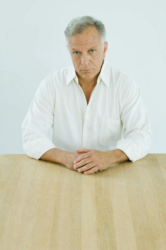 西方人,一个人,坐,握手,竖图,室内,白天,正面,衬衫,餐桌,桌子,欧洲,欧洲人,仅一个男性,仅一个人,墙,注视,墙壁,墙面,观察,看,仅一个老年男性,餐台,观看,察看,关注,老年男性,男人,男性,白种人,手握手,坐着,半身,彩图,衬衣