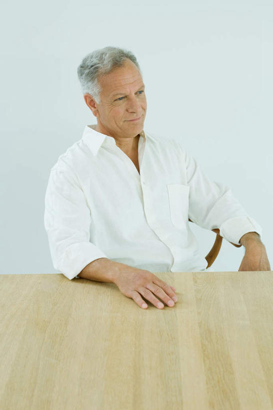 西方人,一个人,坐,竖图,室内,白天,正面,餐桌,桌子,椅子,欧洲,欧洲人,仅一个男性,仅一个人,木椅,墙,注视,墙壁,墙面,看,仅一个老年男性,餐台,老年男性,男人,男性,白种人,坐着,半身,彩图