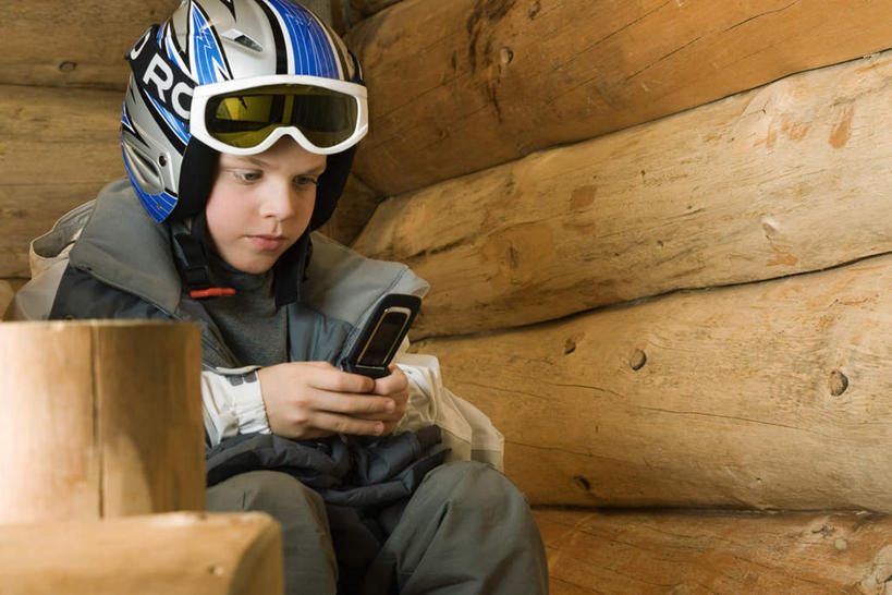 西方人,儿童,一个人,木屋,坐,笑,打电话,微笑,横图,室内,白天,正面,纯洁,电话,手机,欧洲,欧洲人,仅一个男性,仅一个人,敲打,木制,木头,头盔,墙,注视,输入,通讯设备,墙壁,墙面,小孩,低头,看,仅一个小孩,可爱,童年,童趣,点击,敲击,滑雪镜,滑雪服,童真,烂漫,无邪,交流,天真,按键,男孩,男人,男性,白种人,孩子,沟通,通话,坐着,半身,彩图,茅舍,茅屋,棚屋,小木屋,小屋,男生