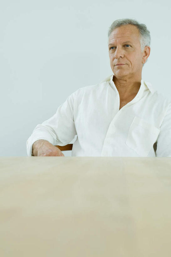 西方人,一个人,坐,竖图,室内,白天,正面,餐桌,桌子,椅子,欧洲,欧洲人,仅一个男性,仅一个人,木椅,墙,注视,休闲装,墙壁,墙面,看,仅一个老年男性,休闲,休闲服,餐台,老年男性,男人,男性,白种人,坐着,半身,彩图