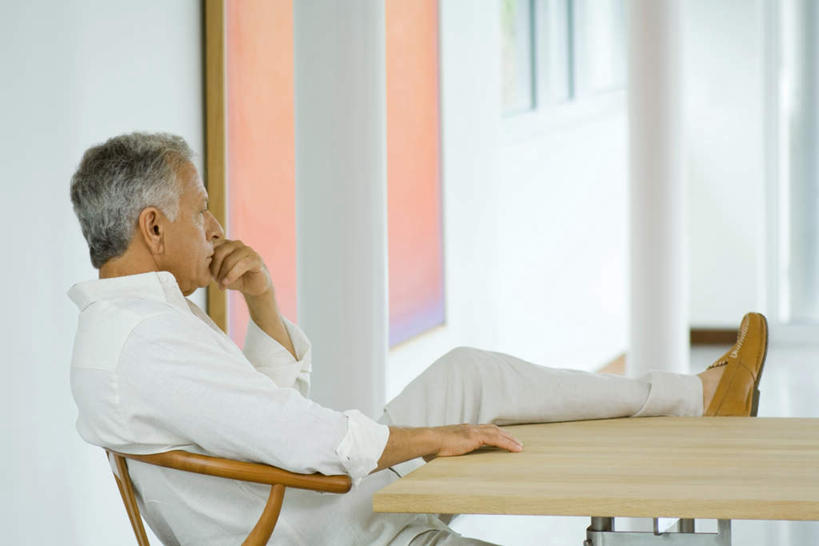 西方人,一个人,坐,横图,室内,白天,侧面,餐桌,桌子,椅子,欧洲,欧洲人,仅一个男性,仅一个人,朦胧,模糊,木椅,墙,注视,休闲装,墙壁,墙面,看,仅一个老年男性,休闲,思考,休闲服,放松,餐台,老年男性,男人,男性,白种人,坐着,彩图,全身