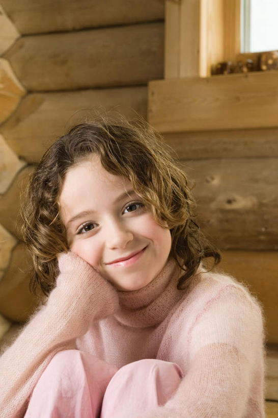 西方人,儿童,脸,头,脸颊,一个人,木屋,坐,笑,微笑,竖图,室内,特写,白天,正面,纯洁,窗户,欧洲,欧洲人,仅一个女性,仅一个人,撑,服装,木制,墙,托腮,休闲装,肩膀,玻璃窗,墙壁,墙面,小孩,衣服,托,仅一个小孩,休闲,休闲服,可爱,童年,童趣,服饰,窗框,托下巴,童真,烂漫,无邪,天真,女孩,女人,女性,白种人,孩子,头部,脸部,脸蛋,面部,坐着,半身,彩图,茅舍,茅屋,棚屋,小木屋,小屋,女生