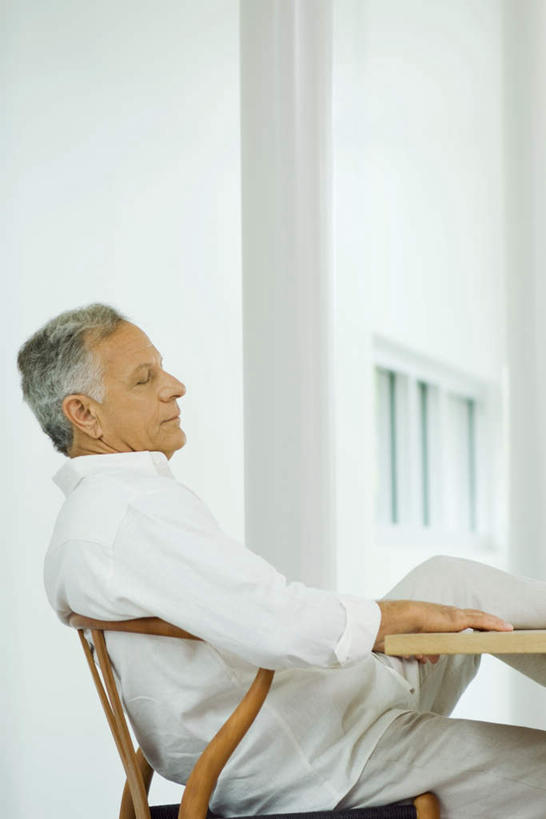 西方人,一个人,坐,竖图,室内,白天,侧面,餐桌,桌子,椅子,欧洲,欧洲人,仅一个男性,仅一个人,朦胧,模糊,木椅,墙,二郎腿,注视,休闲装,墙壁,墙面,观察,看,仅一个老年男性,休闲,思考,休闲服,放松,餐台,观看,察看,关注,老年男性,男人,男性,白种人,坐着,半身,彩图