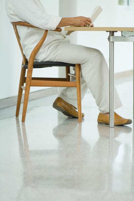 西方人,一个人,坐,竖图,室内,白天,侧面,看书,阅读,餐桌,桌子,书籍,椅子,欧洲,欧洲人,仅一个男性,仅一个人,握,学习,木椅,墙,拿,拿着,休闲装,墙壁,墙面,书本,看,仅一个老年男性,休闲,思考,休闲服,放松,读书,浏览,握着,餐台,老年男性,男人,男性,白种人,书,图书,坐着,半身,彩图