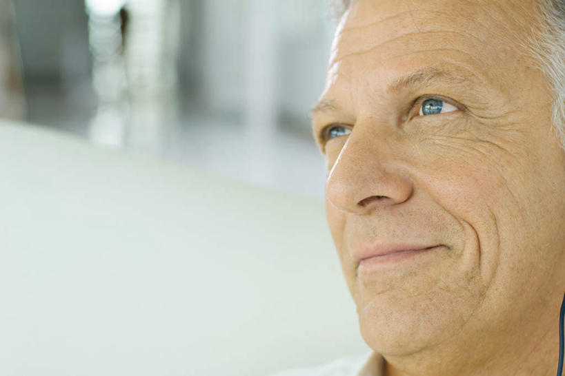 西方人,脸,头,眼睛,鼻子,嘴,脸颊,眉毛,睫毛,一个人,坐,笑,微笑,竖图,室内,特写,白天,正面,欧洲,欧洲人,瞳孔,仅一个男性,仅一个人,朦胧,模糊,注视,肩膀,观察,看,仅一个老年男性,眼部,观看,察看,关注,老年男性,男人,男性,白种人,头部,鼻,鼻孔,睫,口,口腔,脸部,脸蛋,眉,面部,眼,眼睫毛,眼眉,嘴巴,嘴唇,坐着,半身,彩图,眼眉毛