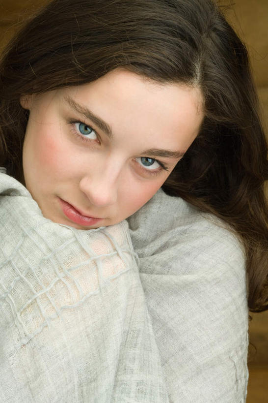 西方人,脸,头,脸颊,一个人,笑,微笑,竖图,室内,特写,白天,正面,欧洲,欧洲人,仅一个年轻女性,仅一个女性,仅一个人,撑,服装,木制,木头,墙,托腮,注视,休闲装,肩膀,墙壁,墙面,衣服,观察,看,靠,靠着,托,休闲,休闲服,服饰,观看,察看,关注,托下巴,年轻女性,女人,女性,白种人,头部,脸部,脸蛋,面部,半身,彩图