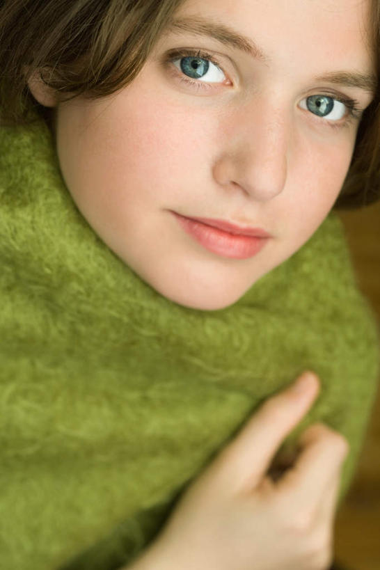 西方人,脸,头,脸颊,一个人,坐,竖图,室外,特写,白天,正面,毛衣,欧洲,欧洲人,仅一个年轻女性,仅一个女性,仅一个人,朦胧,模糊,墙,注视,肩膀,墙壁,墙面,观察,看,靠着,观看,察看,关注,年轻女性,女人,女性,白种人,头部,脸部,脸蛋,面部,坐着,半身,彩图,绒衣,套衫,套头毛衣,线衣