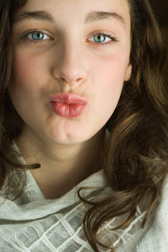 西方人,脸,头,嘴,脸颊,一个人,笑,微笑,竖图,室内,特写,白天,正面,欧洲,欧洲人,仅一个年轻女性,仅一个女性,仅一个人,撑,服装,托腮,休闲装,肩膀,衣服,嘟嘴,看,靠,靠着,托,休闲,休闲服,撅嘴,服饰,托下巴,年轻女性,女人,女性,白种人,头部,脸部,脸蛋,面部,嘴巴,嘴唇,半身,彩图