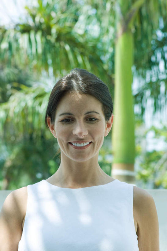 西方人,一个人,站,笑,微笑,露齿笑,竖图,室外,白天,仰视,植物,欧洲,欧洲人,仅一个年轻女性,仅一个女性,仅一个人,阴影,朦胧,模糊,光线,影子,树,树木,绿色,阳光,自然,站着,生长,成长,年轻女性,女人,女性,白种人,半身,彩图,低角度拍摄