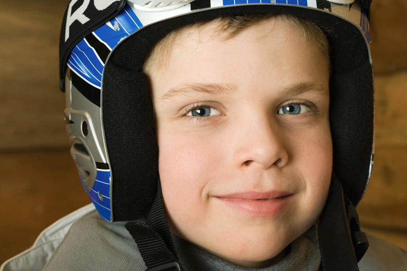 西方人,儿童,脸,头,脸颊,一个人,木屋,坐,笑,微笑,横图,室内,特写,白天,正面,纯洁,欧洲,欧洲人,仅一个男性,仅一个人,木制,木头,头盔,墙,肩膀,墙壁,墙面,小孩,仅一个小孩,可爱,童年,童趣,滑雪服,童真,烂漫,无邪,天真,男孩,男人,男性,白种人,孩子,头部,脸部,脸蛋,面部,坐着,半身,彩图,茅舍,茅屋,棚屋,小木屋,小屋,男生