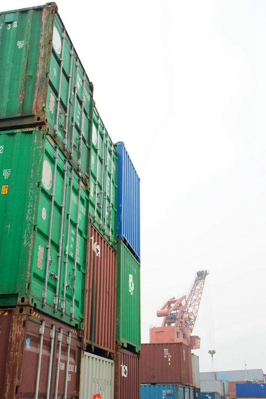 无人,码头,竖图,室外,仰视,度假,技术,美景,城市风光,城市,港口,建筑,指示牌,一排,整齐,标志,文字,景观,云,云朵,集装箱,云彩,娱乐,设备,标识,吊车,排列,施工,白云,蓝天,天空,交通工具,天,享受,休闲,机械,起重机,景色,放松,堆,工程,队列,载具,工作车,施工车,汽车吊,彩图,低角度拍摄,摆渡口,埠头,渡口,渡头,港湾,海港,货运码头,口岸,商港