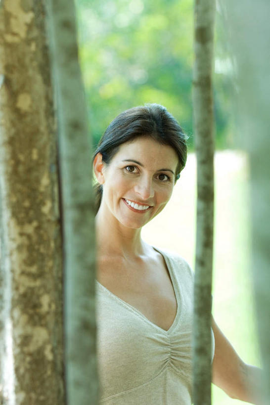 西方人,一个人,站,笑,微笑,露齿笑,竖图,室外,白天,正面,植物,欧洲,欧洲人,仅一个年轻女性,仅一个女性,仅一个人,伸展,阴影,服装,朦胧,模糊,光线,影子,注视,休闲装,树,树木,衣服,绿色,阳光,自然,观察,看,站着,休闲,休闲服,服饰,生长,成长,观看,察看,关注,年轻女性,女人,女性,白种人,半身,彩图