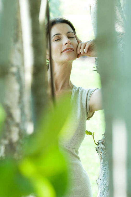 西方人,一个人,站,举,闭眼,笑,微笑,露齿笑,竖图,室外,白天,正面,植物,欧洲,欧洲人,仅一个年轻女性,仅一个女性,仅一个人,阴影,朦胧,模糊,光线,影子,树,树木,绿色,阳光,自然,托,站着,生长,成长,年轻女性,女人,女性,白种人,闭眼睛,闭着眼,闭着眼睛,举起,举手,举着,向上举,向上伸,向上托,半身,彩图