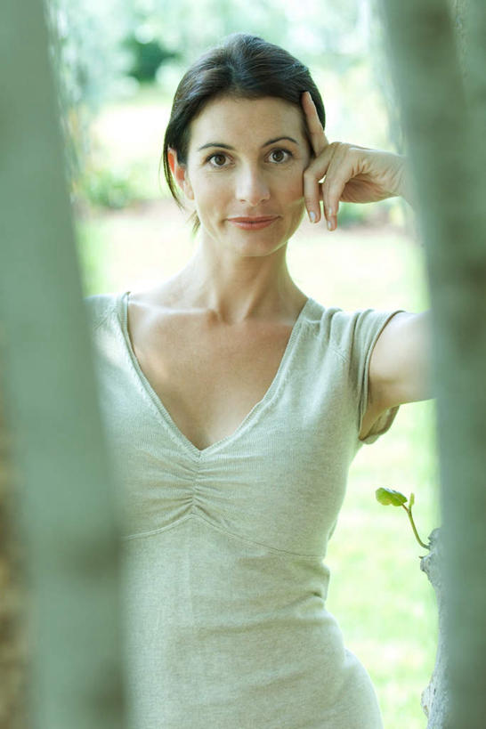 西方人,一个人,站,笑,微笑,竖图,室外,白天,正面,植物,欧洲,欧洲人,仅一个年轻女性,仅一个女性,仅一个人,撑,阴影,服装,朦胧,模糊,光线,影子,注视,休闲装,树,树木,衣服,绿色,阳光,自然,观察,看,站着,休闲,休闲服,服饰,生长,成长,观看,察看,撑着,关注,年轻女性,女人,女性,白种人,半身,彩图