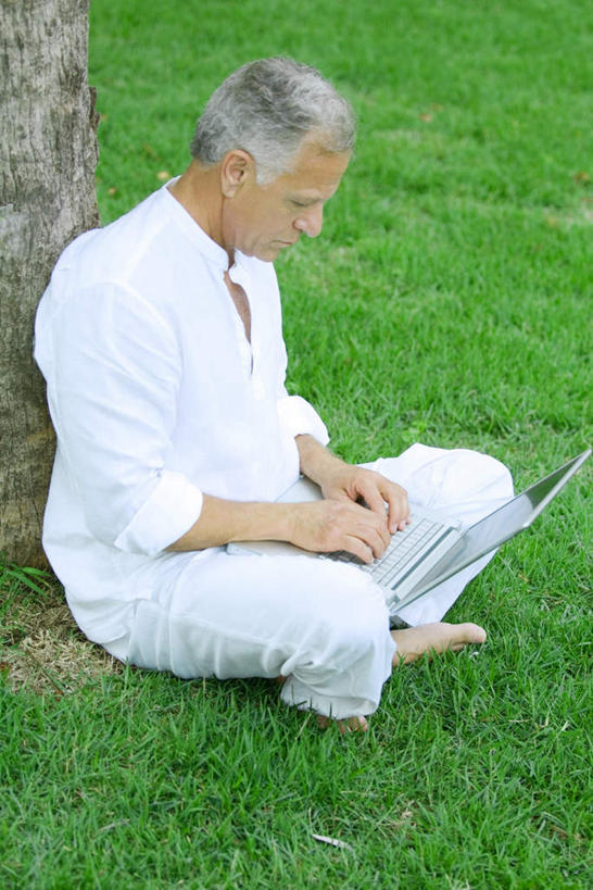 西方人,一个人,坐,笑,盘腿,微笑,露齿笑,竖图,俯视,室外,白天,电脑,笔记本电脑,草地,草坪,植物,欧洲,欧洲人,仅一个男性,仅一个人,敲打,服装,网络,休闲装,输入,通讯设备,草,树,树木,衣服,绿色,自然,仅一个老年男性,休闲,休闲服,服饰,生长,成长,点击,敲击,无线,通信设备,无线网络,无线上网,便携式电脑,按键,手提电脑,老年男性,男人,男性,白种人,盘腿而坐,盘膝,盘着腿的,盘着腿坐,双腿交叉,坐着,彩图,高角度拍摄,全身
