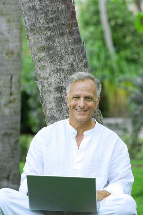 西方人,一个人,坐,笑,盘腿,微笑,露齿笑,竖图,室外,白天,正面,电脑,笔记本电脑,草地,草坪,植物,欧洲,欧洲人,仅一个男性,仅一个人,敲打,服装,网络,注视,休闲装,输入,通讯设备,草,树,树木,衣服,绿色,自然,观察,看,仅一个老年男性,休闲,休闲服,服饰,生长,成长,观看,点击,敲击,察看,无线,关注,通信设备,无线网络,无线上网,便携式电脑,按键,手提电脑,老年男性,男人,男性,白种人,盘腿而坐,盘膝,盘着腿的,盘着腿坐,双腿交叉,坐着,半身,彩图