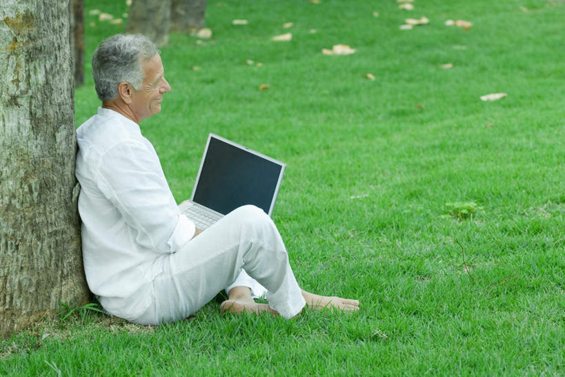 西方人,腿部,脚,脚趾,脚趾甲,腿,一个人,坐,笑,盘腿,微笑,露齿笑,横图,俯视,室外,白天,电脑,笔记本电脑,草地,草坪,植物,欧洲,欧洲人,仅一个男性,仅一个人,敲打,服装,网络,休闲装,光脚,输入,通讯设备,草,树,树木,衣服,绿色,自然,仅一个老年男性,休闲,赤脚,休闲服,服饰,生长,成长,点击,敲击,无线,通信设备,无线网络,无线上网,便携式电脑,按键,手提电脑,老年男性,男人,男性,白种人,脚指甲,盘腿而坐,盘膝,盘着腿的,盘着腿坐,双腿交叉,坐着,彩图,高角度拍摄,全身