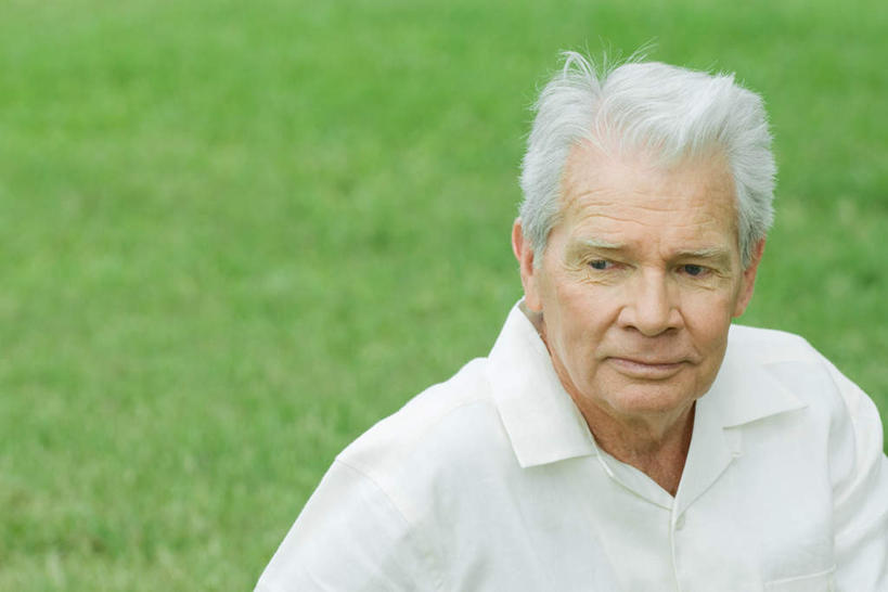 西方人,脸,头,脸颊,一个人,坐,笑,微笑,横图,俯视,室外,特写,白天,衬衫,草地,草坪,植物,欧洲,欧洲人,仅一个男性,仅一个人,朦胧,模糊,注视,肩膀,草,绿色,白色,看,仅一个老年男性,老年男性,男人,男性,白种人,头部,脸部,脸蛋,面部,坐着,半身,彩图,高角度拍摄,衬衣