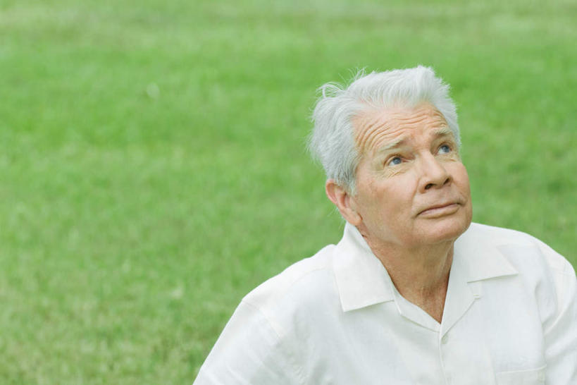 西方人,脸,头,脸颊,一个人,坐,笑,微笑,横图,俯视,室外,特写,白天,衬衫,草地,草坪,植物,欧洲,欧洲人,仅一个男性,仅一个人,朦胧,模糊,注视,肩膀,草,绿色,白色,看,仅一个老年男性,老年男性,男人,男性,白种人,头部,脸部,脸蛋,面部,坐着,半身,彩图,高角度拍摄,衬衣