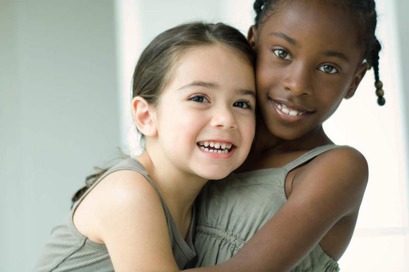 西方人,儿童,脸,头,脸颊,两个人,伙伴,朋友,坐,笑,微笑,露齿笑,横图,室内,特写,白天,正面,友谊,纯洁,欧洲,非洲,黑人,欧洲人,阴影,灰色背景,光线,影子,墙,休闲装,肩膀,墙壁,墙面,小孩,休闲,休闲服,可爱,童年,童趣,童真,烂漫,无邪,天真,友情,女孩,女人,女性,白种人,非洲人,头部,脸部,脸蛋,面部,坐着,半身,彩图,女生