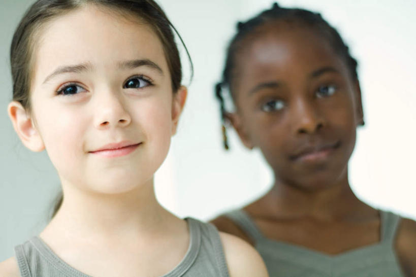 西方人,儿童,脸,头,脸颊,两个人,伙伴,朋友,坐,笑,微笑,露齿笑,横图,室内,特写,白天,正面,友谊,纯洁,欧洲,非洲,黑人,欧洲人,阴影,灰色背景,朦胧,模糊,光线,影子,墙,休闲装,肩膀,墙壁,墙面,小孩,休闲,休闲服,可爱,童年,童趣,童真,烂漫,无邪,天真,友情,女孩,女人,女性,白种人,非洲人,头部,脸部,脸蛋,面部,坐着,半身,彩图,女生