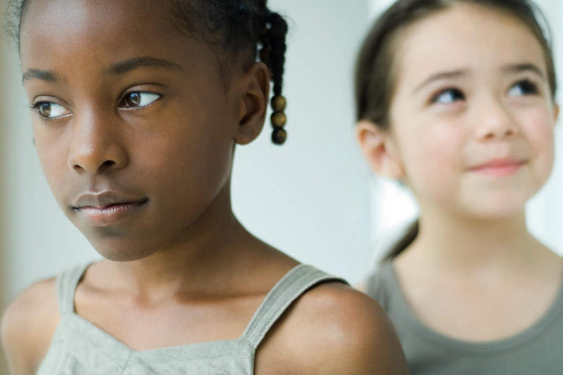 西方人,儿童,脸,头,脸颊,两个人,伙伴,朋友,坐,笑,微笑,露齿笑,横图,室内,特写,白天,正面,友谊,纯洁,欧洲,非洲,黑人,欧洲人,阴影,灰色背景,朦胧,模糊,光线,影子,墙,休闲装,肩膀,墙壁,墙面,小孩,休闲,休闲服,可爱,童年,童趣,童真,烂漫,无邪,天真,友情,女孩,女人,女性,白种人,非洲人,头部,脸部,脸蛋,面部,坐着,半身,彩图,女生