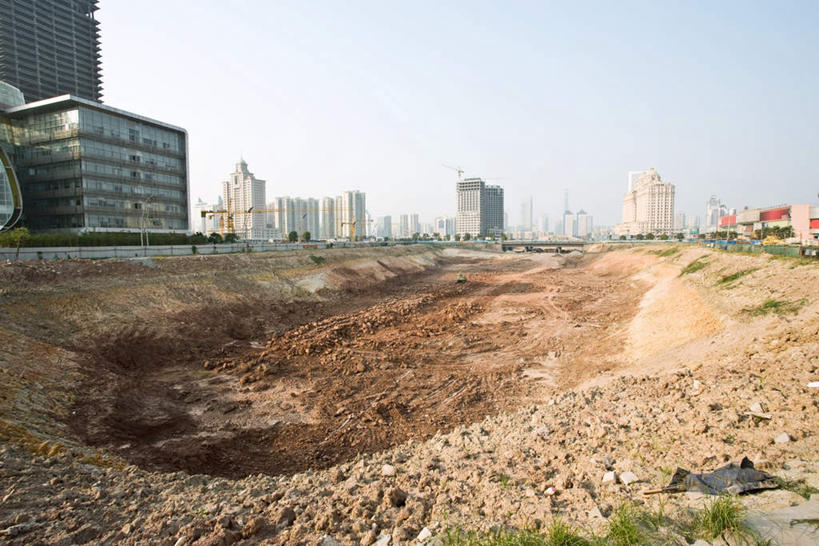 无人,高楼大厦,横图,室外,白天,正面,石头,植物,标志建筑,大厦,地标,建筑,路灯,中国,亚洲,阴影,光线,石子,影子,云,云朵,建筑群,灯光,云彩,建设,灯,树,树木,绿色,白云,蓝天,天空,阳光,自然,建筑工地,天,生长,成长,照明设备,东亚,中华人民共和国,地盘,建筑地盘,施工地盘,石块,彩图,大楼,高层建筑,高楼,工地