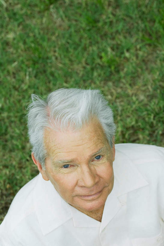 西方人,脸,头,脸颊,一个人,坐,笑,微笑,竖图,俯视,室外,特写,白天,衬衫,草地,草坪,植物,欧洲,欧洲人,仅一个男性,仅一个人,朦胧,模糊,注视,肩膀,草,绿色,白色,看,仅一个老年男性,老年男性,男人,男性,白种人,头部,脸部,脸蛋,面部,坐着,半身,彩图,高角度拍摄,衬衣