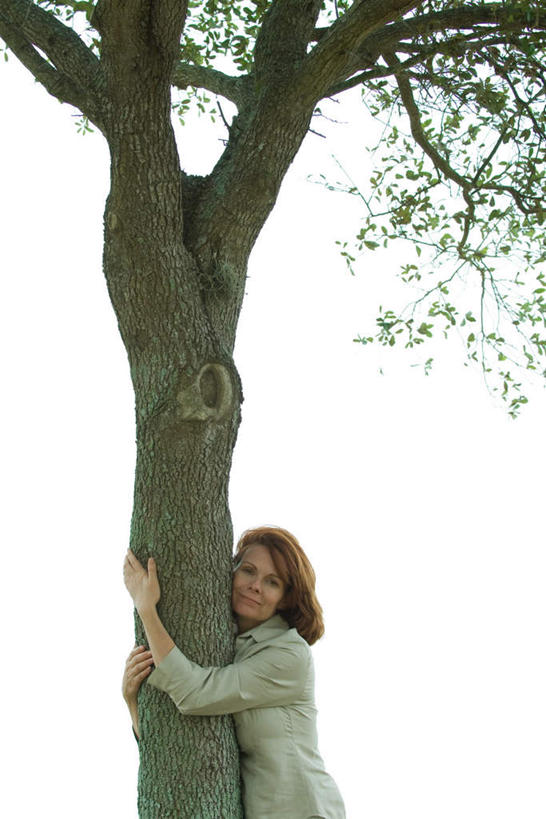 西方人,一个人,站,抱,笑,微笑,露齿笑,竖图,室外,白天,仰视,植物,欧洲,欧洲人,仅一个女性,仅一个人,阴影,光线,影子,树,树木,绿色,天空,阳光,自然,天,站着,仅一个中年女性,生长,晴朗,成长,抱着,搂着,万里无云,女人,女性,中年女性,白种人,晴空,晴空万里,怀抱,搂,搂抱,拥抱,站立,半身,彩图,低角度拍摄