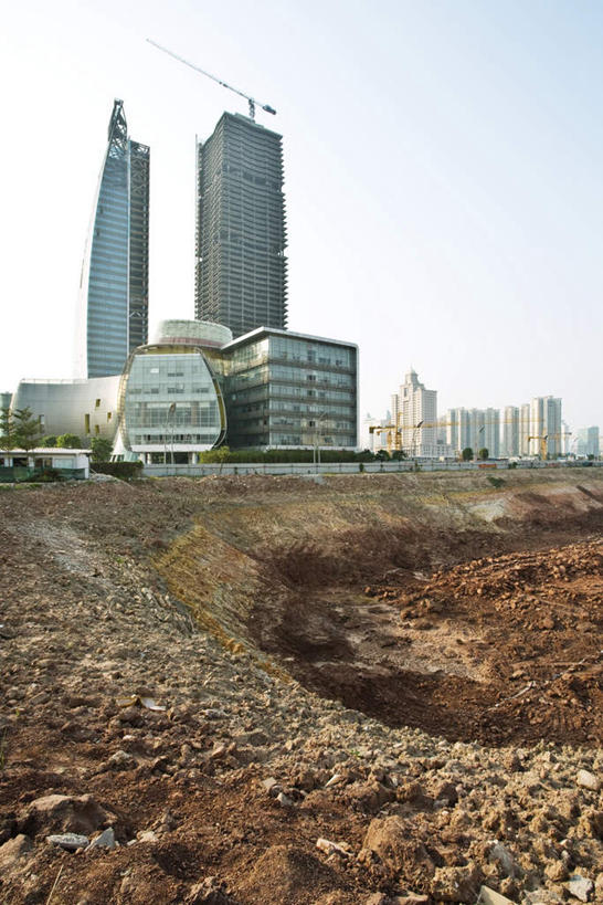 无人,高楼大厦,竖图,室外,白天,正面,石头,植物,标志建筑,大厦,地标,建筑,路灯,中国,亚洲,阴影,光线,石子,影子,云,云朵,建筑群,灯光,云彩,建设,灯,树,树木,绿色,白云,蓝天,天空,阳光,自然,建筑工地,天,生长,成长,照明设备,东亚,中华人民共和国,地盘,建筑地盘,施工地盘,石块,彩图,大楼,高层建筑,高楼,工地