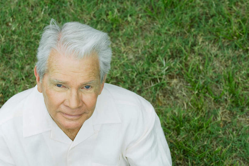 西方人,脸,头,脸颊,一个人,坐,笑,微笑,横图,俯视,室外,特写,白天,衬衫,草地,草坪,植物,欧洲,欧洲人,仅一个男性,仅一个人,朦胧,模糊,注视,肩膀,草,绿色,白色,看,仅一个老年男性,老年男性,男人,男性,白种人,头部,脸部,脸蛋,面部,坐着,半身,彩图,高角度拍摄,衬衣