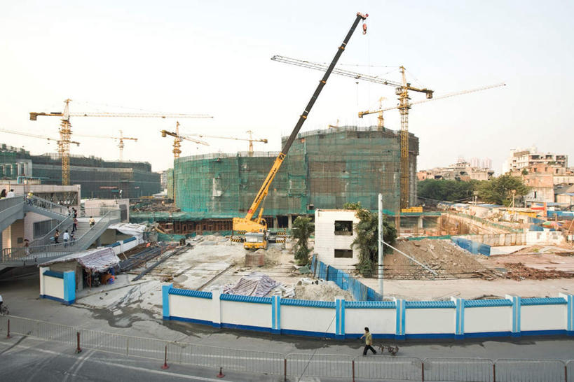 无人,家,工厂,高楼大厦,栏杆,横图,俯视,室外,白天,植物,标志建筑,大厦,地标,建筑,阴影,光线,影子,栅栏,支架,房屋,屋子,云,云朵,建筑群,天桥,围栏,云彩,建设,护栏,楼房,架子,脚手架,住宅,吊车,树,树木,施工,绿色,白云,蓝天,天空,阳光,自然,天,起重机,钢管,生长,成长,支撑,固定,钢架,彩图,高角度拍摄,房子,大楼,高层建筑,高楼,工地,制造厂,稳固