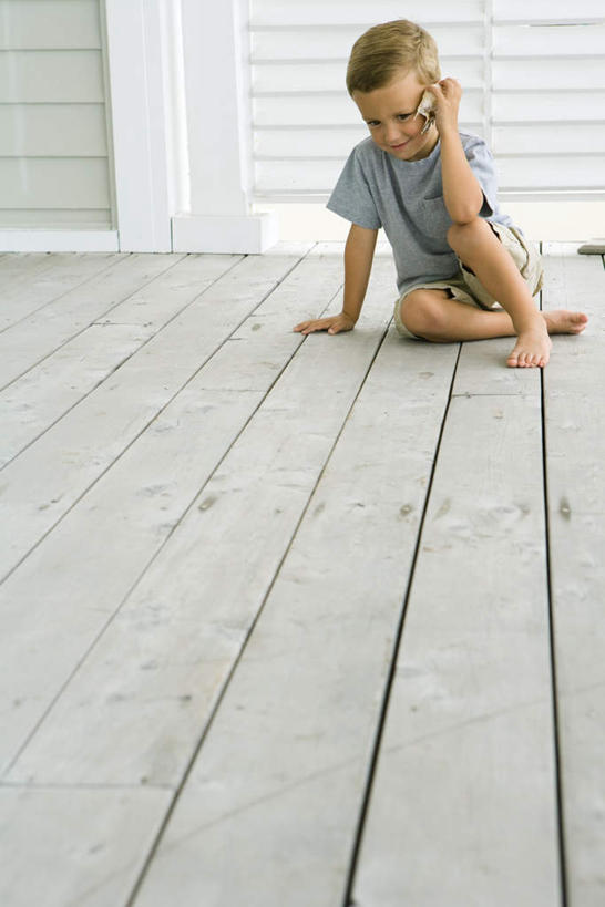 西方人,儿童,脚,脚趾,脚后跟,脚背,踝,一个人,坐,笑,微笑,露齿笑,竖图,室内,白天,正面,纯洁,地板,贝壳,欧洲,欧洲人,仅一个男性,仅一个人,撑,握,木制,木头,墙,地面,拿,听,拿着,休闲装,木地板,墙壁,墙面,小孩,仅一个小孩,休闲,休闲服,可爱,童年,童趣,握着,撑着,童真,烂漫,无邪,天真,男孩,男人,男性,白种人,孩子,贝类外壳,海螺壳,软体动物外壳,坐着,彩图,全身,男生