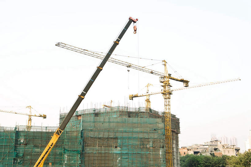 无人,家,工厂,高楼大厦,栏杆,横图,室外,白天,仰视,技术,植物,标志建筑,大厦,地标,建筑,中国,亚洲,阴影,光线,影子,栅栏,支架,房屋,屋子,云,云朵,建筑群,天桥,围栏,云彩,设备,建设,护栏,楼房,架子,脚手架,住宅,吊车,树,树木,施工,绿色,白云,蓝天,天空,阳光,自然,交通工具,天,机械,起重机,钢管,生长,成长,支撑,固定,工程,钢架,载具,东亚,工作车,施工车,汽车吊,彩图,低角度拍摄,房子,大楼,高层建筑,高楼,工地,制造厂,稳固