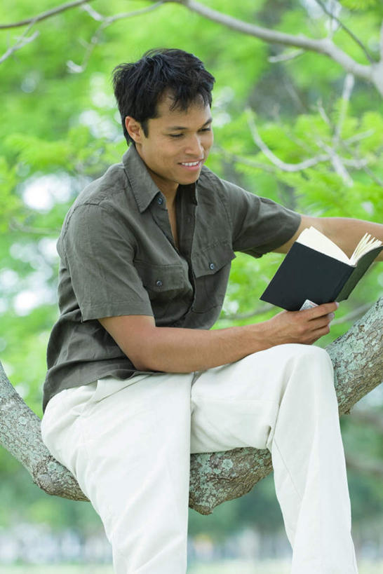 西方人,一个人,坐,笑,微笑,露齿笑,竖图,室外,白天,正面,阅读,草地,草坪,植物,欧洲,欧洲人,仅一个男性,仅一个人,仅一个中年男性,握,学习,阴影,朦胧,模糊,光线,影子,拿,拿着,休闲装,草,树,树木,绿色,阳光,自然,低头,看,休闲,休闲服,浏览,握着,生长,成长,男人,男性,中年男性,白种人,坐着,半身,彩图