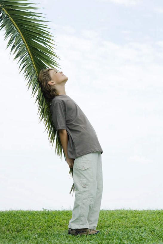 西方人,一个人,站,闭眼,笑,微笑,露齿笑,竖图,室外,白天,侧面,草地,草坪,植物,欧洲,欧洲人,仅一个人,阴影,光线,影子,休闲装,草,树,树木,蓝色,绿色,蓝天,天空,阳光,自然,天,靠,靠着,站着,休闲,休闲服,生长,晴朗,成长,万里无云,白种人,晴空,晴空万里,闭眼睛,闭着眼,闭着眼睛,抬头,仰头,站立,彩图,全身