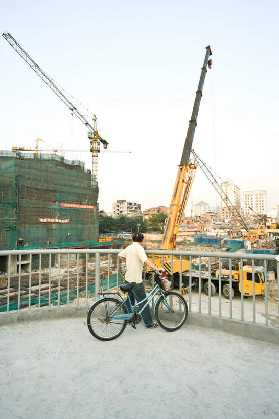 东方人,一个人,家,工厂,高楼大厦,栏杆,站,竖图,室外,白天,植物,标志建筑,大厦,地标,建筑,自行车,中国,亚洲,仅一个男性,仅一个人,仅一个中年男性,一辆,阴影,服装,光线,网,影子,栅栏,房屋,屋子,云,云朵,建筑群,天桥,围栏,云彩,休闲装,黄种人,建设,护栏,楼房,住宅,车,吊车,脚踏车,树,树木,背面,衣服,绿色,白云,蓝天,天空,阳光,自然,交通工具,天,扶,站着,休闲,休闲服,起重机,钢管,服饰,生长,成长,扶着,钢架,载具,东亚,男人,男性,中年男性,亚洲人,彩图,全身,房子,大楼,高层建筑,高楼,工地,制造厂