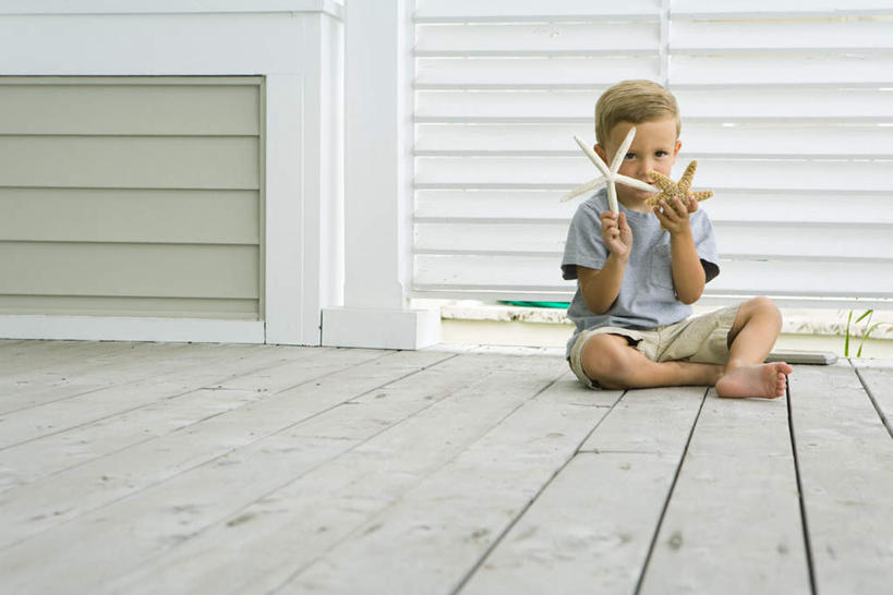 西方人,儿童,脚,脚趾,脚后跟,脚背,踝,一个人,坐,横图,室内,白天,正面,纯洁,地板,海星,欧洲,欧洲人,仅一个男性,仅一个人,握,木制,木头,墙,地面,拿,拿着,休闲装,木地板,海洋生物,墙壁,墙面,小孩,自然,动物,看,仅一个小孩,休闲,休闲服,生物,可爱,童年,童趣,握着,童真,烂漫,无邪,天真,棘皮动物门,男孩,男人,男性,白种人,孩子,星鱼,坐着,彩图,全身,男生