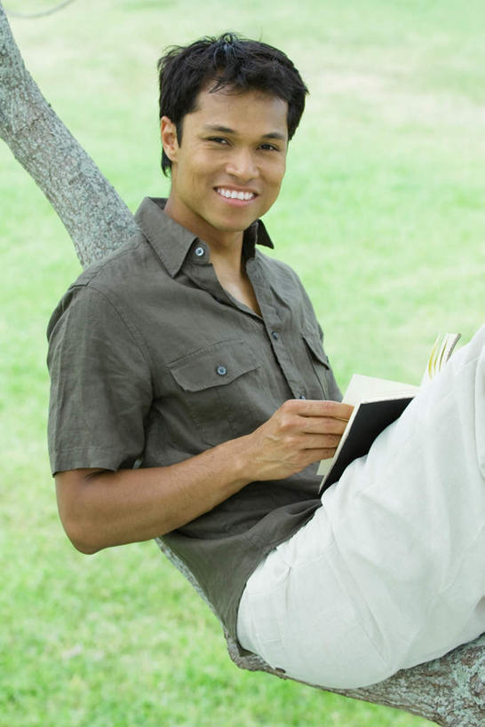 西方人,一个人,坐,捧,笑,微笑,露齿笑,竖图,俯视,室外,白天,阅读,草地,草坪,植物,欧洲,欧洲人,仅一个男性,仅一个人,仅一个中年男性,学习,阴影,朦胧,模糊,光线,影子,休闲装,草,树,树木,绿色,阳光,自然,低头,看,休闲,休闲服,浏览,生长,成长,男人,男性,中年男性,白种人,端,端着,捧着,手捧,坐着,半身,彩图,高角度拍摄