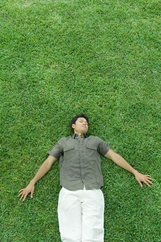 西方人,一个人,躺,闭眼,笑,微笑,竖图,俯视,室外,白天,草地,草坪,植物,欧洲,欧洲人,仅一个男性,仅一个人,伸展,草,仅一个年轻男性,绿色,卧着,男人,男性,年轻男性,白种人,闭眼睛,闭着眼,闭着眼睛,躺着,卧,半身,彩图,高角度拍摄